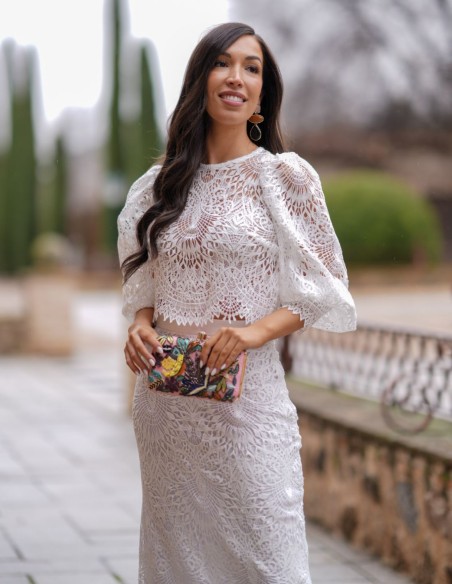 Two-piece set in white brocade fabric with buttons on the back