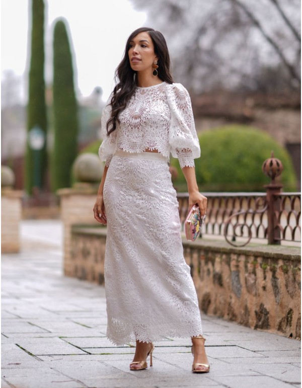 Two-piece set in white brocade fabric with buttons on the... 2