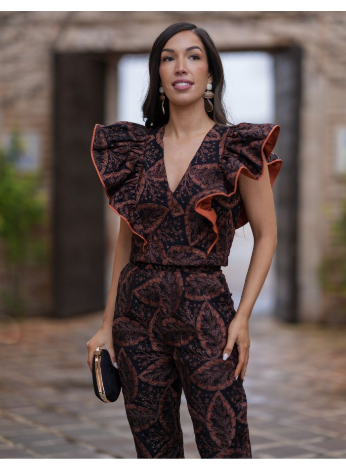 Guest ensemble with ruffled top and long pants