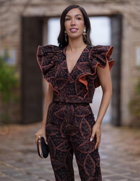 Guest ensemble with ruffled top and long pants