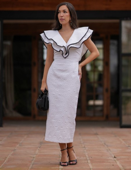 Robe de communion de la mère en blanc avec des volants à l'encolure