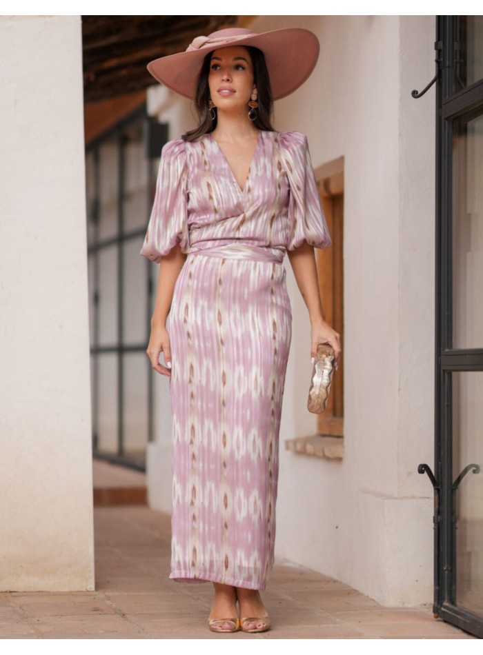 Conjunto dos piezas de blusa y falda en tejido de gasa estampado en tonos rosas