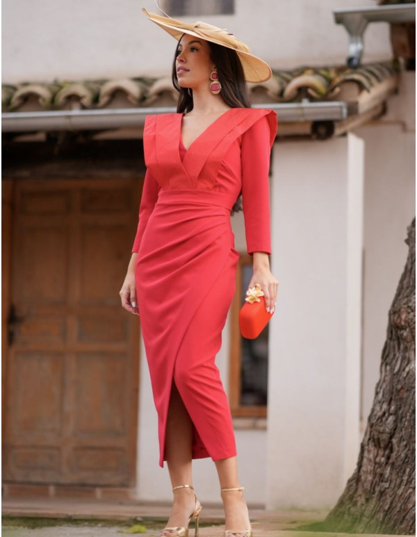 Vestido de invitada midi rojo con escote en pico y drapeados 2