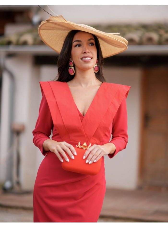 Vestido de invitada midi rojo con escote en pico y drapeados