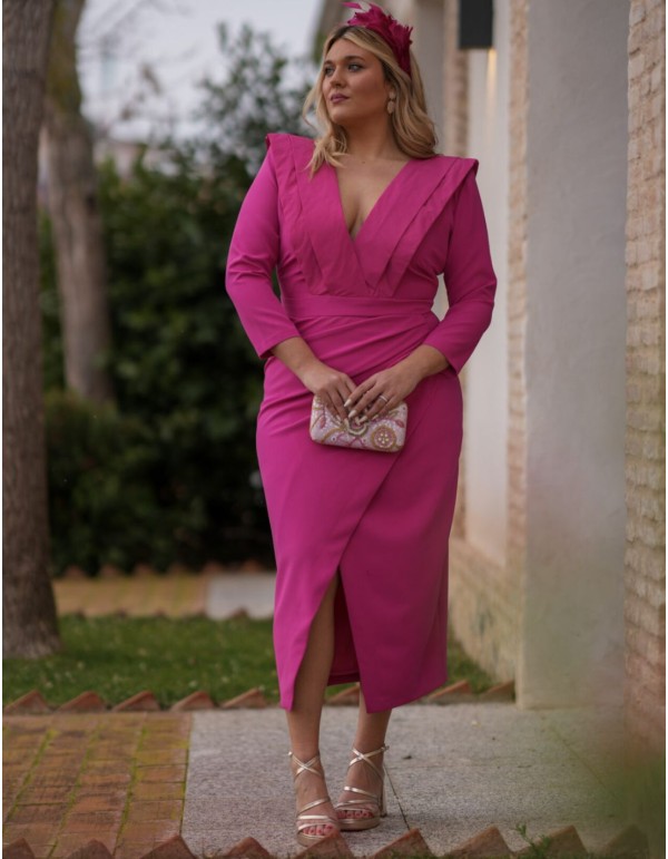 Vestido de invitada midi fucsia con escote en pico y drapeados