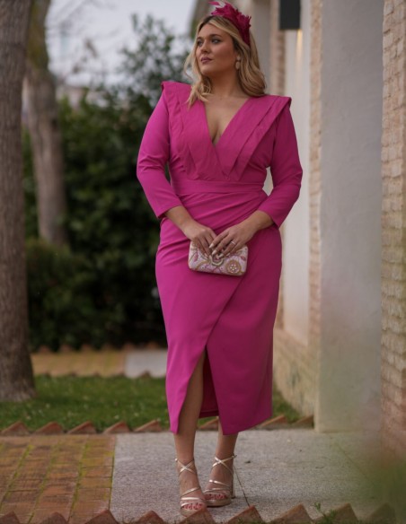 Vestido de invitada midi fucsia con escote en pico y drapeados