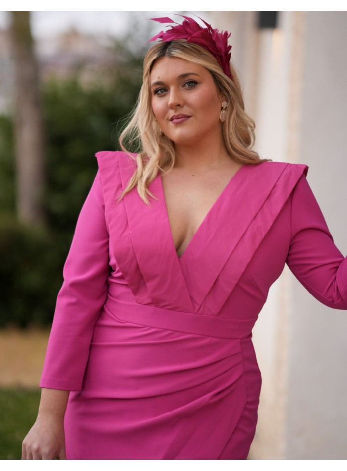 Vestido de invitada midi fucsia con escote en pico y drapeados