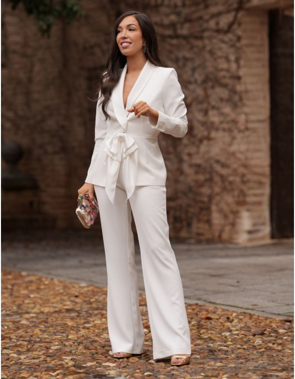 Traje de invitada con chaqueta smoking y pantalón recto