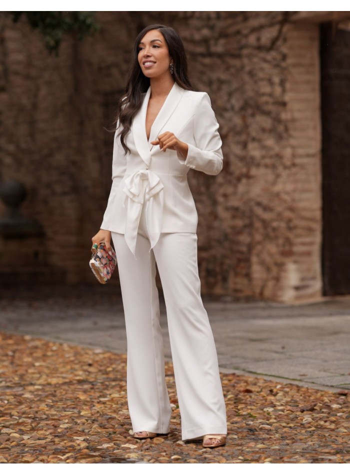 Robe d'invité avec veste de smoking et pantalon...