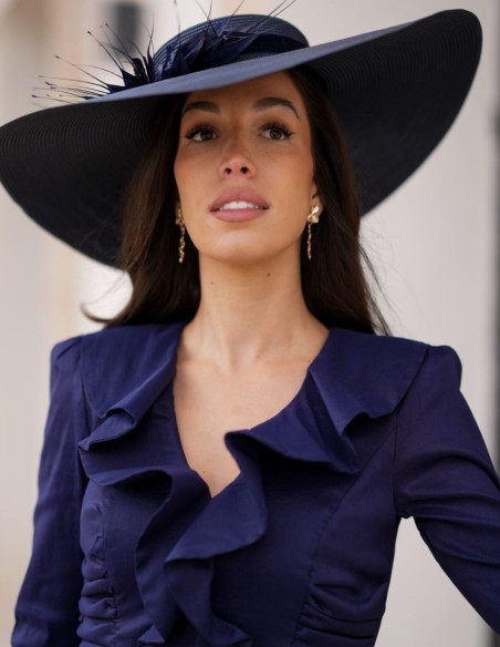 Vestido de invitada midi azul marino con escote en pico y volantes