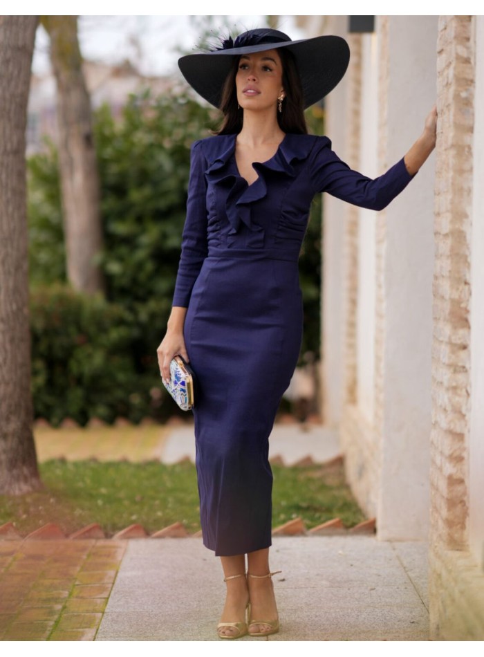 Robe d'invité midi bleu marine avec décolleté...