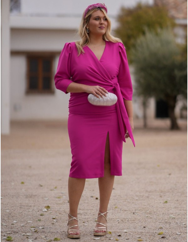 Vestido de invitada midi fucsia en crep con escote cruzado