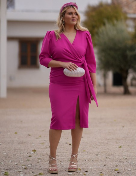 Robe midi d'invité en crêpe fuchsia avec encolure croisée