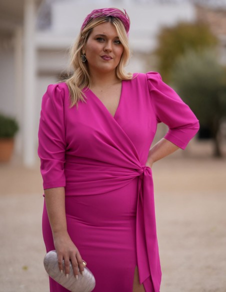 Robe midi d'invité en crêpe fuchsia avec encolure croisée