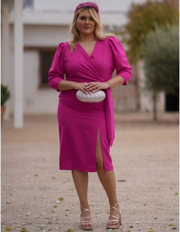 Vestido de invitada midi fucsia en crep con escote cruzado 2