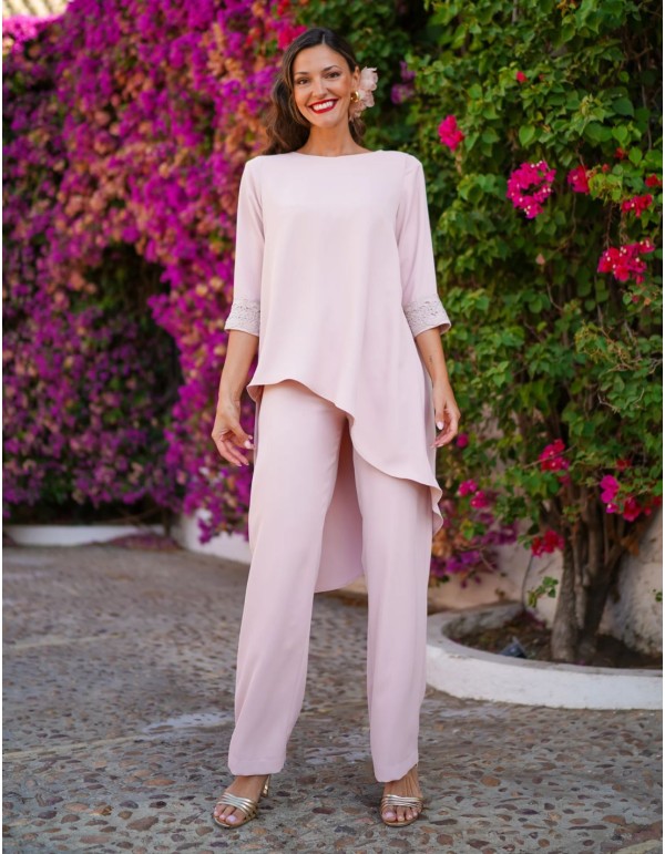 Conjunto de dos piezas en color rosa palo para invitada 2