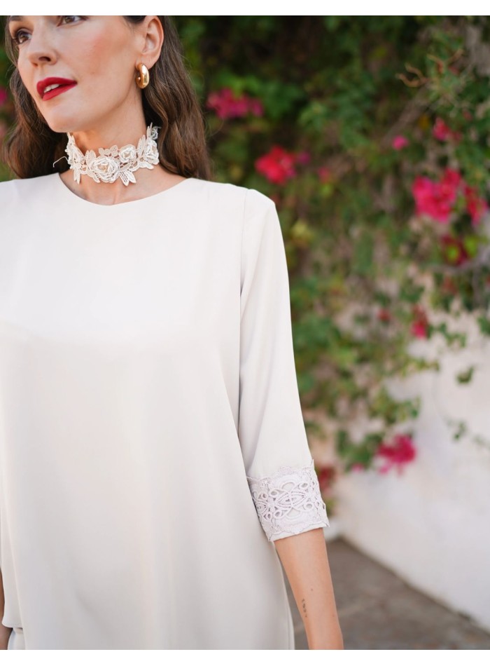 Conjunto de blusa y pantalón en tono marfil