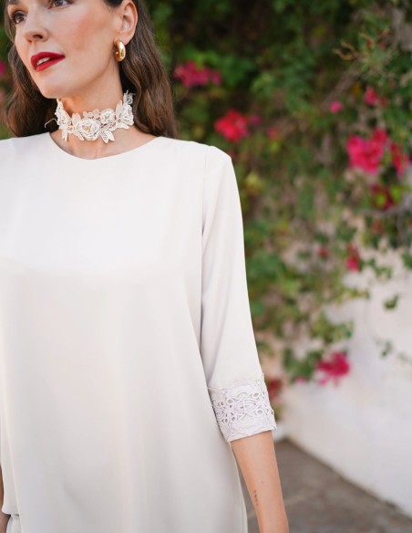 Conjunto de blusa y pantalón en tono marfil