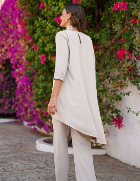 Ensemble deux pièces ivoire avec chemisier asymétrique