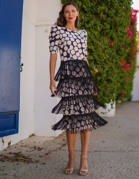 Vestido de invitada midi estampado con detalles de volantes con flecos