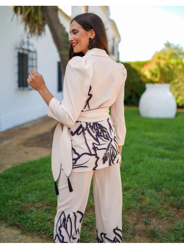 Conjunto de blusa y pantalón para invitada