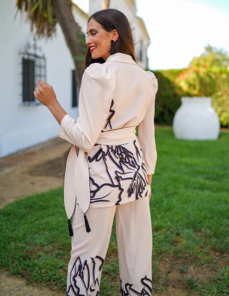 Conjunto de blusa y pantalón para invitada