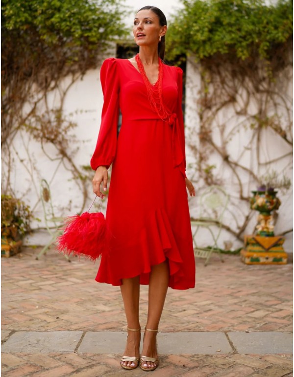 Vestido de invitada midi rojo con diseño fluido y lazada lateral