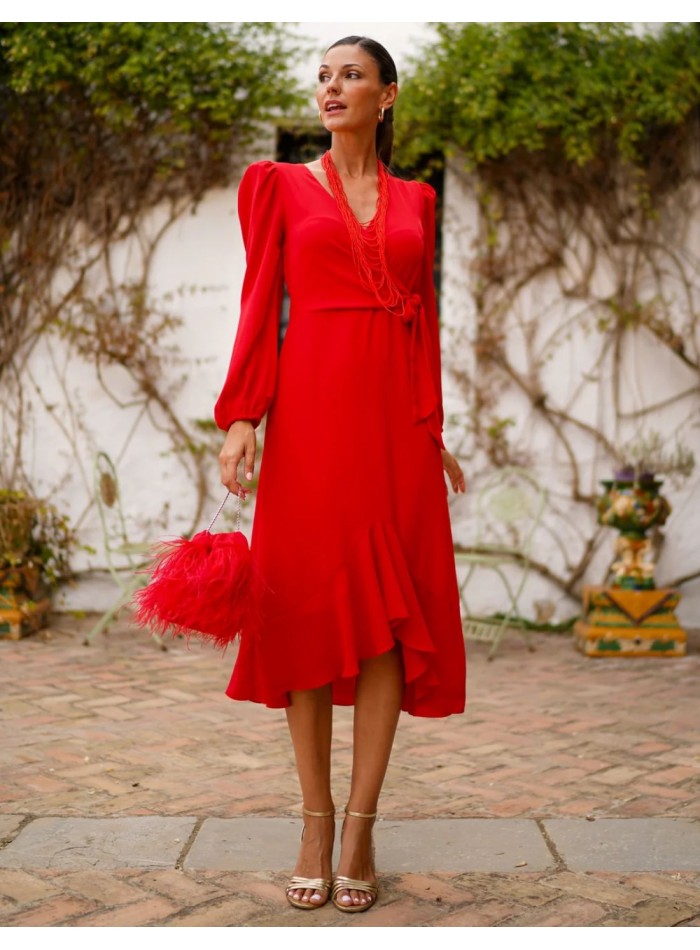 Vestido de invitada midi rojo con diseño fluido y lazada lateral