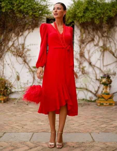 Vestido de invitada midi rojo con diseño fluido y lazada lateral
