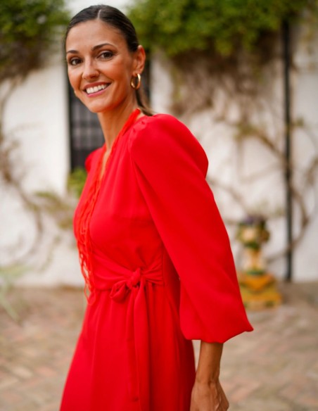 Vestido de invitada midi rojo con diseño fluido y lazada lateral