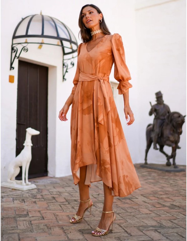 Vestido de invitada midi con diseño fluido estampado naranja y lazada lateral