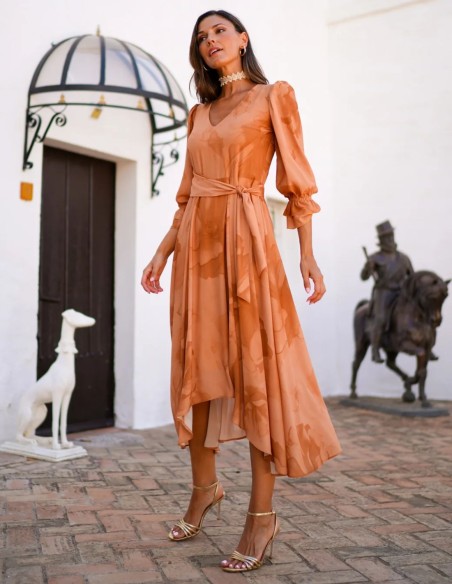 Robe d'invité midi imprimée orange fluide avec lien sur le côté et motif fluide