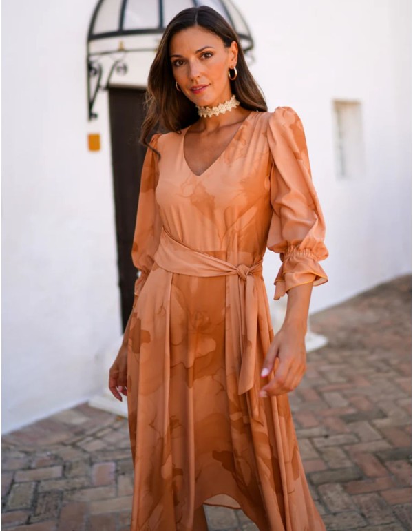 Vestido de invitada midi con diseño fluido estampado naranja y lazada lateral 2