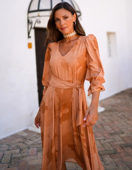 Vestido de invitada midi con diseño fluido estampado naranja y lazada lateral