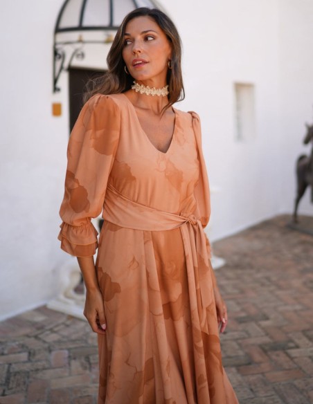 Robe d'invité midi imprimée orange fluide avec lien sur le côté et motif fluide