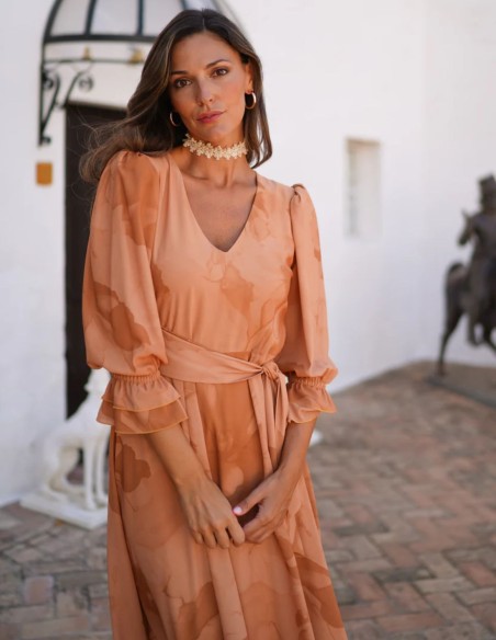 Vestido de invitada midi con diseño fluido estampado naranja y lazada lateral