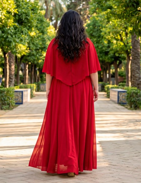 Longue robe d'invité rouge avec cape et broche élégante