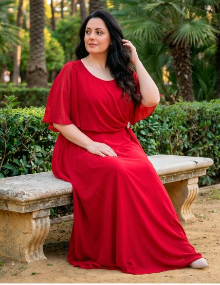 Longue robe d'invité rouge avec cape et broche élégante