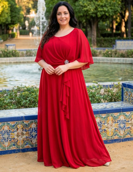Longue robe d'invité rouge avec cape et broche élégante