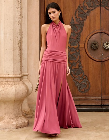 Vestido de invitada largo rosa con escote halter y con drapeados