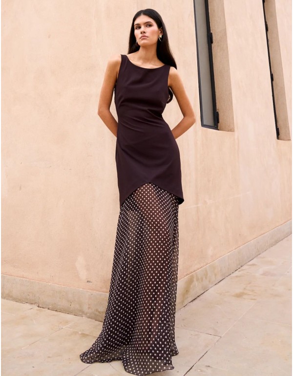 Vestido de invitada largo marrón con silueta de sirena y falda de lunares