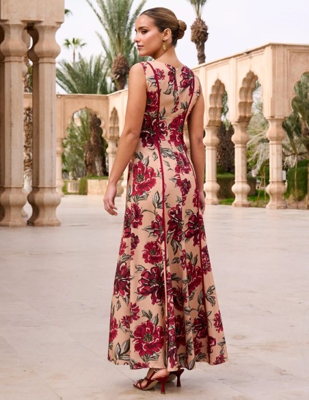 Vestido de invitada midi con estampado floral en tonos buganvilla y escote cuadrado