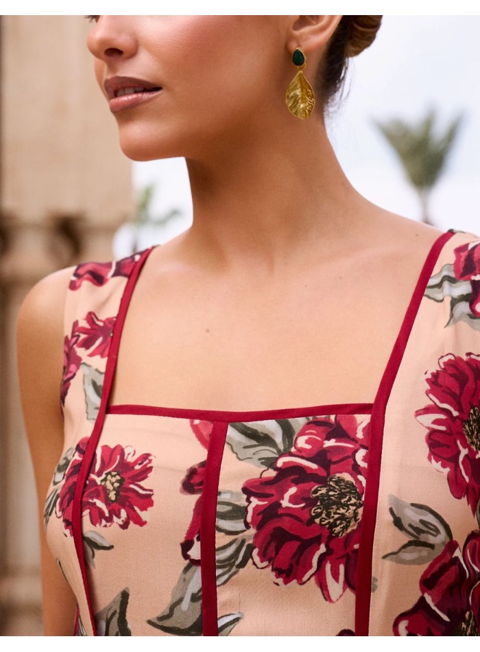 Vestido de invitada midi con estampado floral en tonos buganvilla y escote cuadrado