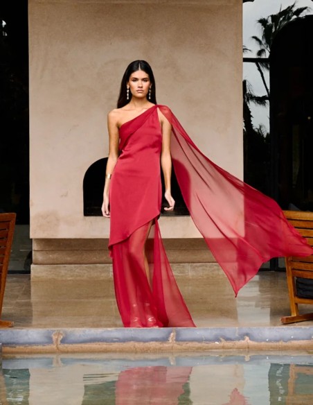Vestido de invitada midi rojo con escote asimétrico con chal