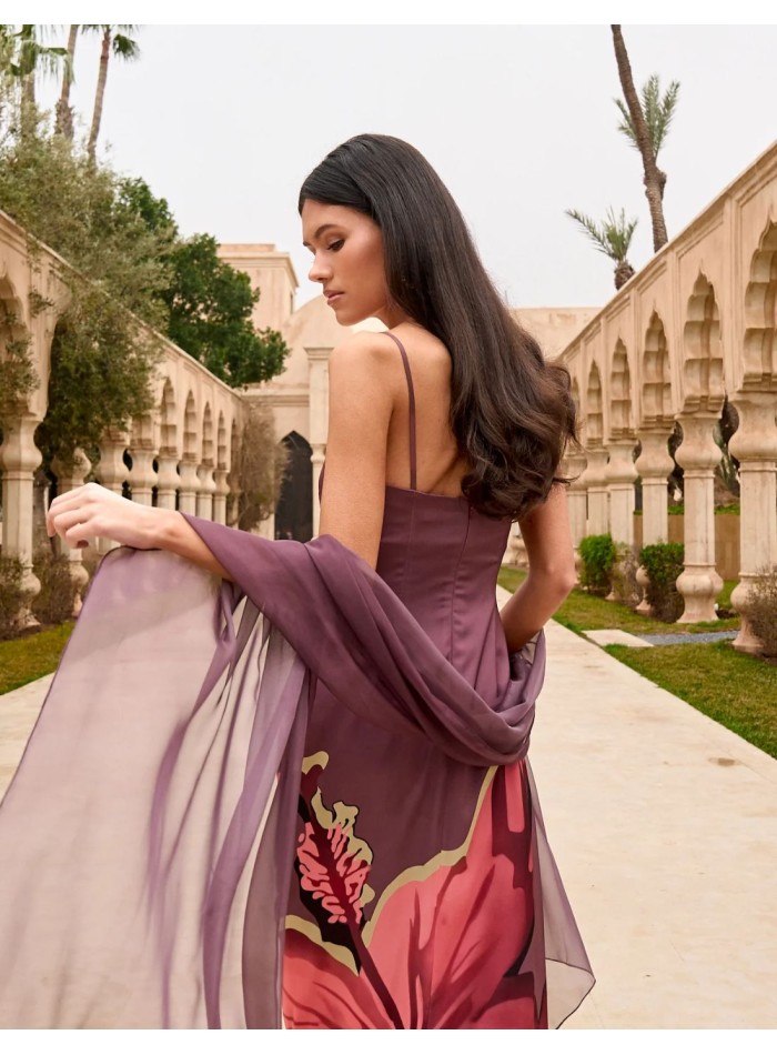 Vestido largo para invitada con estampado y chal a conjunto