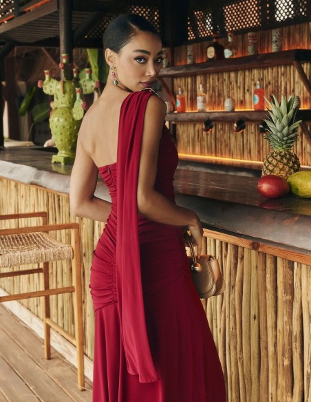 Vestido de invitada largo rosa palo con escote asimétrico y efecto drapeado