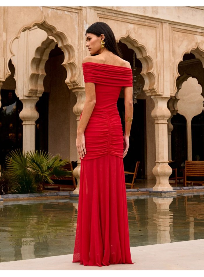 Robe longue rouge à encolure bardot drapée