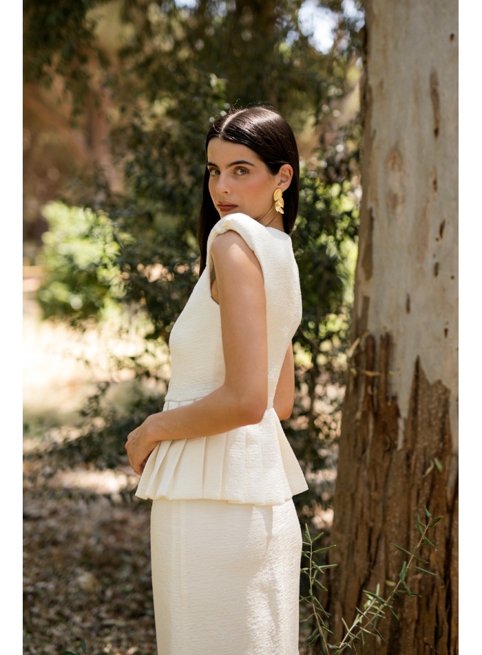 Tenue de communion de la mère avec top à péplum...