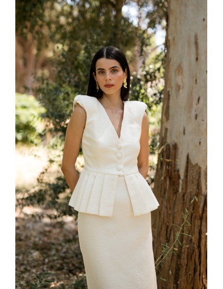 Tenue de communion de la mère avec top à péplum et jupe midi