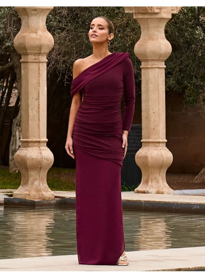 Vestido de invitada largo con escote bardot asimétrico en color berenjena